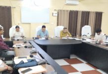 डीएम ने किया समीक्षा बैठक, भूमि अधिग्रहण के कार्य में तेजी लाने का दिया निर्देश