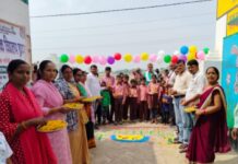 प्रवेशोत्सव की तैयारी में बैठे शिक्षकों ने बच्चों को तिलक लगाकर किया स्वागत