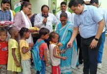डीएम ने छात्रों को तिलक लगाकर बढ़ाया मान, डीएम के हाथों उपहार पाकर गदगद हुए छात्र