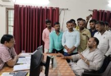 मीटर रीडरों ने बिजली एक्सईएन का किया घेराव, चार महीने से नही हुआ मानदेय का भुगतान, समर्थन में उतरे पूर्व विधायक मनोज सिंह डब्लू