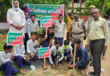एक वृक्ष मां के नाम कार्यक्रम के तहत हुआ पौधरोपण, छात्रों ने निकाली प्रभात फेरी