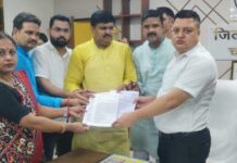 ऑनलाइन अटेंडेंस के खिलाफ शिक्षकों का विरोध तेज, शिक्षकों ने खोला मोर्चा, पहले ही दिन किया प्रदर्शन