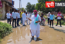 नगवां में जर्जर सड़क पर सपा का अनोखा विरोध, पूर्व विधायक ने गड्ढों में बोया काले धान का बीज