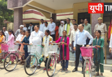 चकिया में कवच परियोजना की अनूठी पहल, एसडीएम और ब्लॉक प्रमुख ने बढ़ाया बेटियों का उत्साह