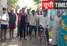 एक साल से अधूरी सड़क और सीवर नाली, ग्रामीणों ने किया प्रदर्शन, जलजमाव और कीचड़ से परेशान ग्रामीणों ने जल्द निर्माण पूरा कराने की उठाई मांग, आंदोलन की चेतावनी