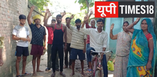 एक साल से अधूरी सड़क और सीवर नाली, ग्रामीणों ने किया प्रदर्शन, जलजमाव और कीचड़ से परेशान ग्रामीणों ने जल्द निर्माण पूरा कराने की उठाई मांग, आंदोलन की चेतावनी